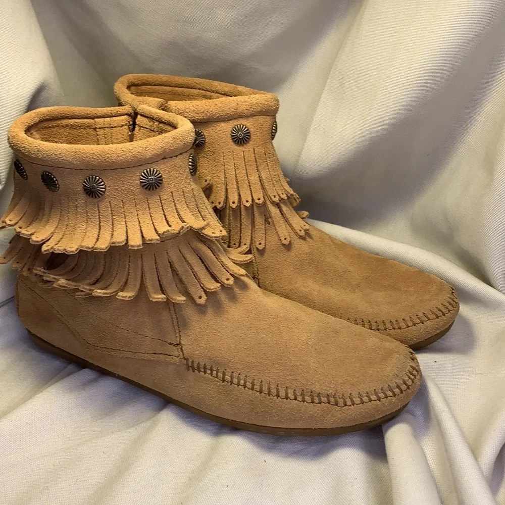 Minnetonka almost NEW ankle moccasins w/fringe
